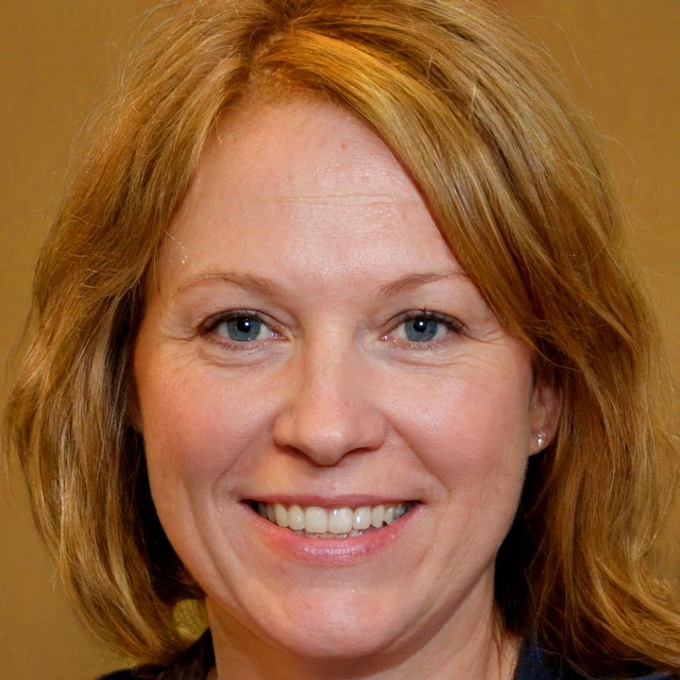 Сотрудник компании Fythlex Wex за работой над финансовым анализом